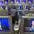 Zahlreiche Fernsehgeräte in einem Geschäfte mit dem Portrait von Wladimir Putin auf dem Bildschirm (Foto: AP)