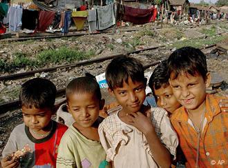 Zwischen Film Und Wirklichkeit Leben Im Dharavi Slum Von Mumbai Asien Dw 14 04 09