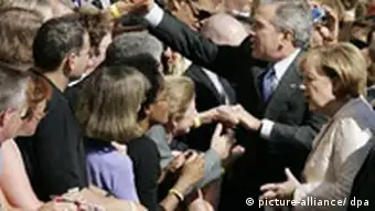 US-Präsident George W. Bush Besuchsreise in Stralsund Bad in der Menge auf dem Marktplatz