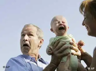 对胚胎一往情深的布什却把婴儿给吓哭了