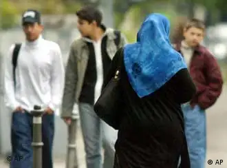 走在柏林大街上的土耳其妇女