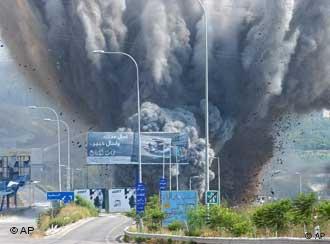 Einschlag einer israelischen Rakete im Libanon