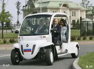 2006年圣彼得堡八国峰会时开着的一辆电动车。猜猜看，这里面的司机的几位乘客是谁？