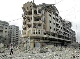 真主党总部附近的一座大楼被以色列炮火击中