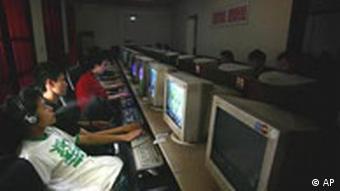 Jugendliche vor Computern (Quelle: AP)