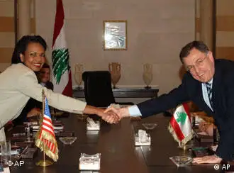 美国国务卿赖斯和黎巴嫩总理萨尼奥拉隔案握手