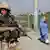 یک سربازبریتانیایی هنگام پاسداری درکابل