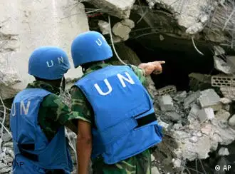 联合国驻黎巴嫩部队的中国士兵站在被炸毁的卡纳村建筑物前