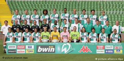 Mannschaftsfoto des Fußball-Bundesligisten Werder Bremen am 29.07.2006 im Weser-Stadion von Bremen