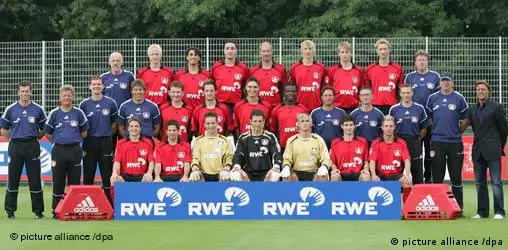 Die Mannschaft des Fußball-Erstligisten Bayer 04 Leverkusen posiert am 10.07.2006 in Leverkusen für das Mannschaftsfoto Sasion 2006/07