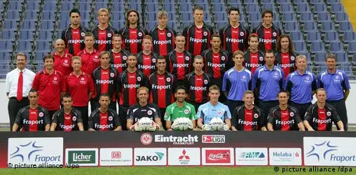 Die Mannschaft des Fußball-Bundesligisten Eintracht Frankfurt präsentiert sich am Freitag (14.07.2006) beim Fototermin in der Commerzbank-Arena in Frankfurt am Main vor der der Saison 2006/2007