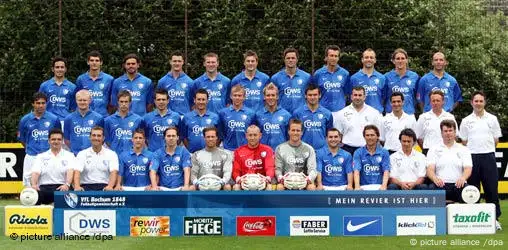 Die Mannschaft des Fußball-Bundesligisten VfL Bochum posiert am 26.06.2006 in Bochum für das Mannschaftsfoto für die Saison 2006/07