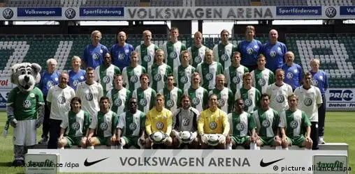 Die Mannschaft des Fußball-Bundesligisten VfL Wolfsburg aufgenommen am 13.07.2006 beim Fototermin im Stadion Volkswagen Arena in Wolfsburg vor der Saison 2006/07