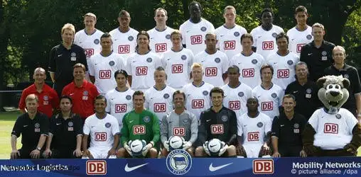 Die Mannschaft des Bundesligisten Hertha BSC Berlin stellt sich am Freitag (07.07.2006) auf dem Schenckendorff-Platz in Berlin zum Teamfoto vor der Saison 2006/07