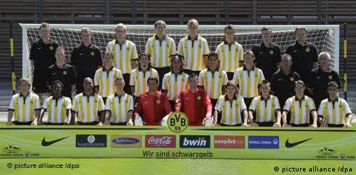 Die Spieler des Fuﬂball-Bundesligisten Borussia Dortmund posieren am 17.07.2006 für ein Mannschaftsfoto in Dortmund für die Saison 2006/07