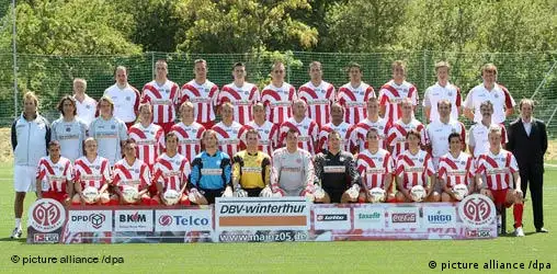 Die Mannschaft, aufgenommen am 16.07.2006 beim Fototermin des Fuﬂball-Bundesligisten FSV Mainz 05 im Stadion am Bruchweg in Mainz vor der Saison 2006/07