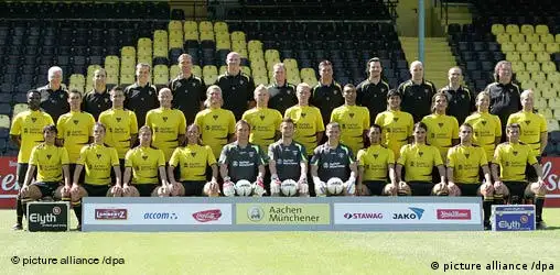 Teamfoto bei der offiziellen Mannschaftsvorstellung von Aufsteiger Alemannia Aachen am Samstag (15.07.2006) auf dem Tivoli in Aachen vor des Saison 2006/2007