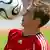 Philipp Lahm mit Fußball (Quelle: AP)