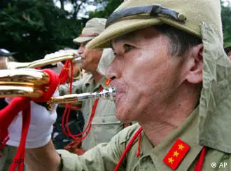 日本时任总统小泉参拜靖国神社时吹军号的士兵