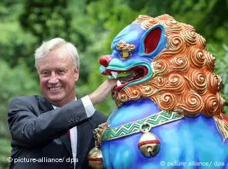 汉堡市市长欧勒•冯•伯斯特把手伸进中国石狮口中。