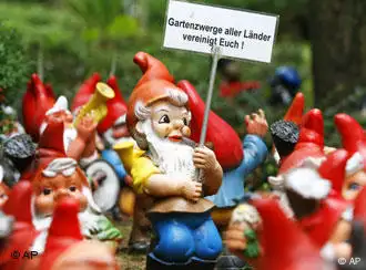 Ein Gartenzwerg hält ein Schild beim so genannten Aufstand der Gartenzwerge im Zwergenpark. (AP Photo/Jens Meyer)