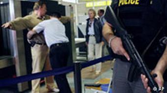 Sicherheitskontrollen am Flughafen. Quelle: AP