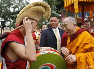 蒙古信奉藏传佛教，这是达赖喇嘛（图右）访问蒙古寺院，会见蒙古喇嘛