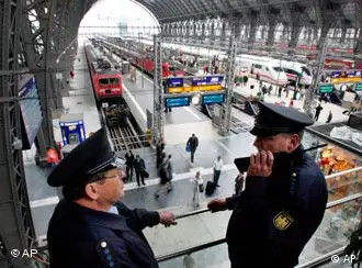 德国一个火车站的巡逻警察