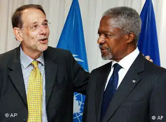 联合国秘书长安南（图右）与欧盟外交委员索拉纳就派遣联合国驻黎巴嫩维和部队达成一致