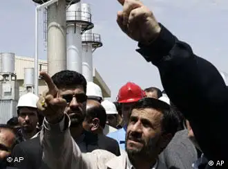 伊朗总统艾哈迈迪内贾德视察伊朗的一处原子能设施