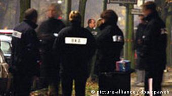 BKA Beamte bei der Arbeit Mutmaßliche Terroristenwohnung in Berlin-Neukölln durchsucht