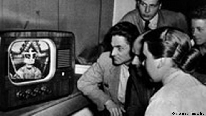 People watching the coronation of Elizabeth II