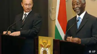 Vladimir Poutine (à gauche), au cours d'un point de presse avec Thabo Mbeki, à Cape Town en septembre 2006