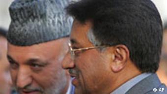 Pakistans Präsident Pervez Musharraf besucht seinen afghanischen Amtskollegen Hamid Karzai