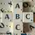 Scrabble-Spielsteine formen das ABC (Foto: dpa)