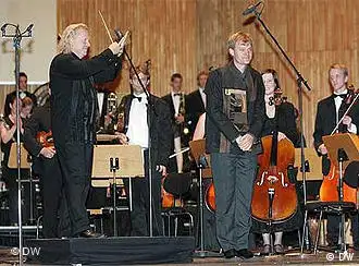 Das South African Youth Orchestra mit dem Dirigenten Conrad von Alphen (l.) und dem Komponisten Hans Huyssen