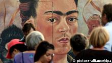 Besucher warten am Dienstag (12.09.2006) vor dem Bucerius Kunstforum in Hamburg auf den Einlass zur Ausstellung mit Werken der mexikanischen Malerin Frida Kahlo. Rund 140 000 Besucher haben die Schau schon besichtigt, teilte das Kunstforum am Freitag mit. Daher werde die Ausstellung bis zum 24. September verlängert, die Öffnungszeiten von Donnerstag bis Sonntag bis 22 Uhr ausgeweitet. Foto: Maurizio Gambarini dpa/lno +++(c) dpa - Report+++