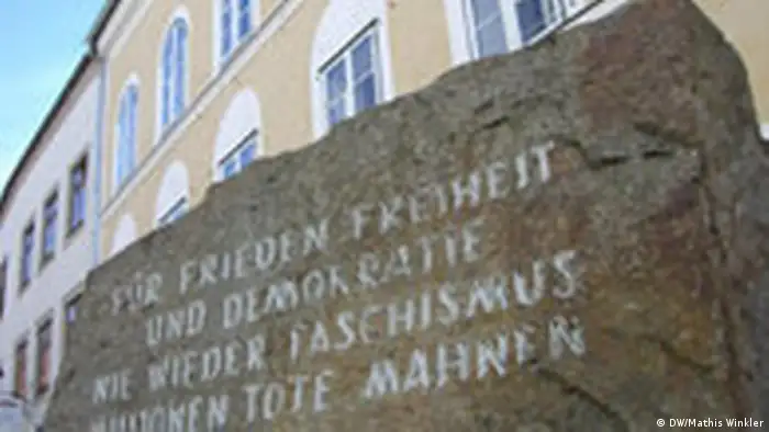 Mahnstein vor dem Geburtshaus Hitlers in Braunau