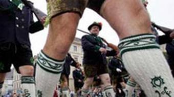 Ein Schützenverein in traditioneller Tracht zieht beim Münchner Oktoberfest durch die Innenstadt