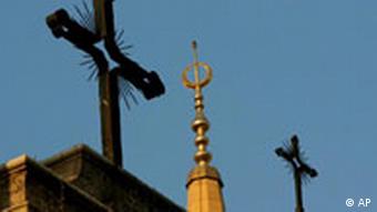 Symbolbild Religion Islam Christentum Religiöse Symbole auf Kirchtürmen und Minaretten in Beirut, libanon