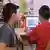 Zwei Minderjährige sitzen an einem Laptop (Foto: DW-TV)
