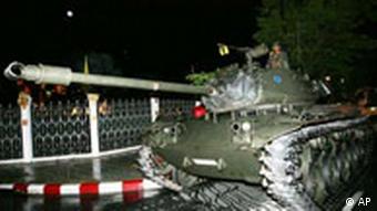 Panzer in der Nacht in Bangkok