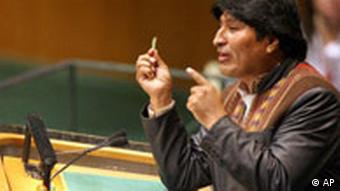 Evo Morales mit Koka-Blättern während seiner Rede vor der UN-Vollversammlung 2009 in New York (Foto: AP)