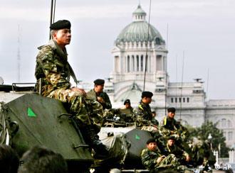 Thailands Parlament wird von Soldaten mit Panzern abgeriegelt