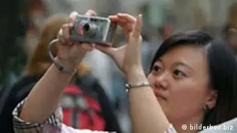 Frau fotografiert mit Digitalkamera