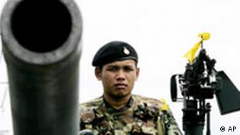 Soldaten bewachen wichtige Zufahrtstraße in Bangkok - beim Militärputsch 2006