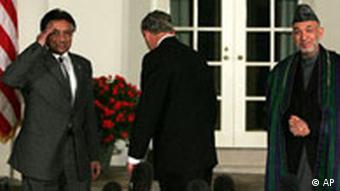 Drei Männer, im Hintergrund links eine US-Flagge (27.10.06, Washington, Quelle: AP)