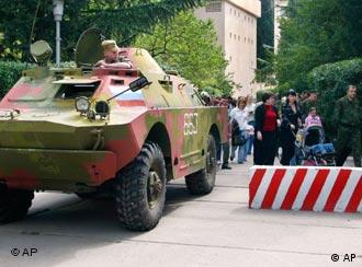 Russisches Militär bewacht die Evakuierung russischer Diplomaten aus Tiflis (29.9.2006)