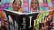 Indische Frauen posieren auf der Frankfurter Buchmesse mit einem Buch über Indien vor Schriftzeichen aus verschiedenen indischen Regionen Indische Frauen posieren auf der Frankfurter Buchmesse mit einem Buch über Indien vor Schriftzeichen aus verschiedenen indischen Regionen