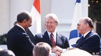 Ägyptens Präsident Anwar Sadat oder auch Anwar as-Sadat trifft sich zu Freidensgesprächen un Washington mit US-Präsident Jimmy Carter und Israels Premierminister Menachem Begin